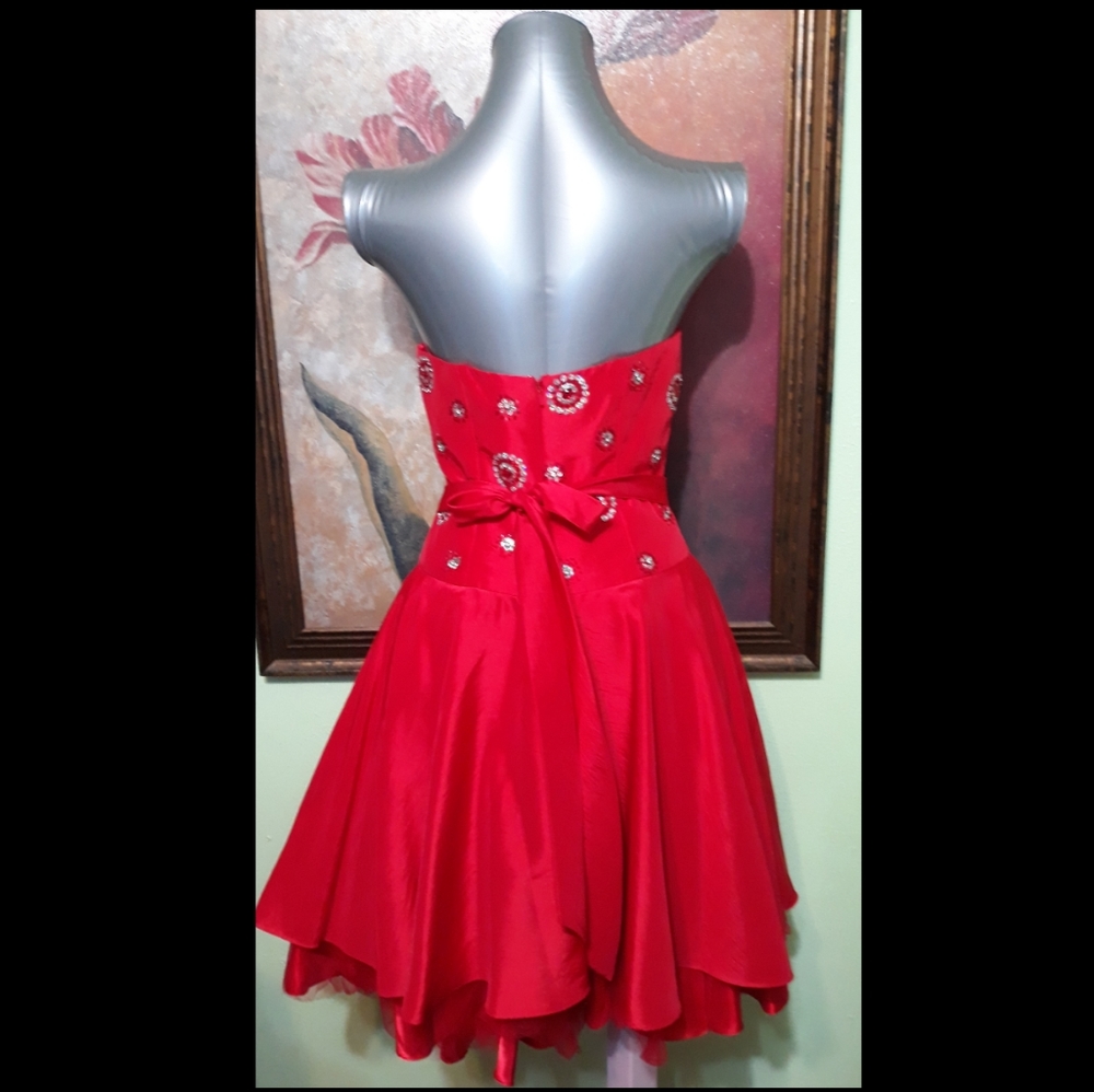 Red dress with embellishments - Picture 2 of 4